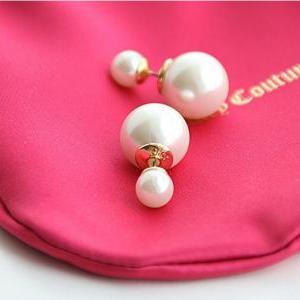 The Size Of The Pearl Logo Stud Earrings